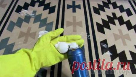 Хитрый способ удалить пятна с ковра и обивки дивана От многих пятен есть простое, но очень эффективное средство – пена для бритья. Можно чистить любые ковры, паласы, обивку дивана. Ее нужно нанести на грязное место и оставить минут на 10, а затем почис...