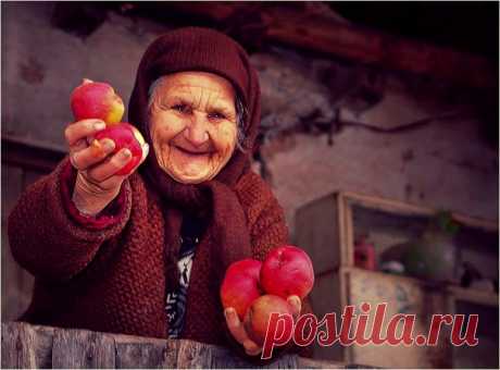 БАБКИНЫ СОВЕТЫ.
1) На брошенные вещи садится злой дух, вещи надо вешать.
2) Волосы и стриженные ногти не бросать, нужно закапывать.
Стараться, чтобы чужой человек в вашем доме не..