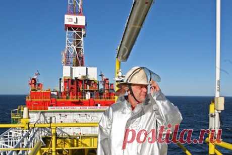 Российские нефтяники получат рекордные выплаты из бюджета. По итогам 2022 года российские нефтяники получат из бюджета рекордные 2,2 триллиона рублей демпферных выплат — более чем в три раза больше по сравнению с прошлым годом. Пятую часть всей суммы компании получили в марте. При этом в декабре из-за отрицательного демпфера по бензину выплаты будут минимальными за год.