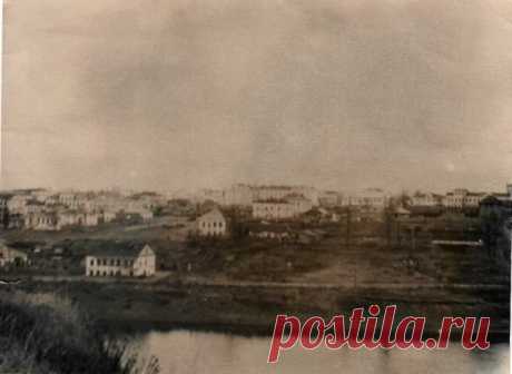 1958-1970 гг. (дата требует уточнения).
Снимки появляются в сети первый раз!
Ржев — первый город (по течению) на Волге (200 км от истока), расположен на юге Тверской области в 117 км от Твери. Волга разделяет город на два исторических района — Советскую и Красноармейскую стороны. Через город протекают ещё три реки: Холынка, Серебрянка и Большая Лоча.
Награды города:
- Почётное звание Российской Федерации «Город воинской славы» (8 октября 2007) — за мужество, стойкость и ма...