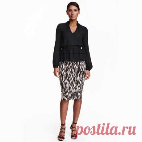 В моде мелкий черно-белый принт - от классического горошка и "гусиной лапки" до абстрактного орнамента. С таким принтом легко создать монохромный и эффектный деловой образ. А еще он будет отлично смотреться с вещами или аксессуарами глубокого зеленого, ярко-желтого или красного цветов. #HMFashion #HM