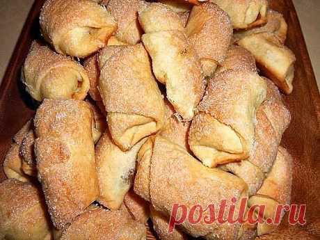 Печенье «Мерзавчики». Очень просто и вкусно!      
Готовятся без особого труда. Результат шикарный!   
Ингредиенты: 
Для теста: 
пачку маргарина, 
стакан сметаны, 
одно яйцо, 
0,5 ч.л. соды, гашеной. 
мука
Для начинки: 
банка вареной сгущенки. 
Замесить тесто, чтобы не липло к рукам. Разделить на 6 частей, каждую раскатать в круг. Разрезать на восемь треугольников. 
На треугольник положить начинки, с чайную ложечку и свернуть рулетиком. Затем, обмакнуть в сахар. Выпека...