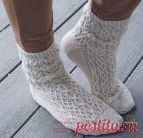 Вязаные носки «Oxford»
------------------------------—
Эти белые вязаные носки выполнены традиционным австрийским рисунком. Сочетание мелких кос и жгутов покрывают большую поверхность носков.
Размер:
Окружность стопы – 18.5 (18.5, 21) см,
Длина стопы – 20.5 (21.5, 23.5) см.
Необходимая пряжа:
Schachenmayr Regia (75% шерсть, 25% полиамид; 210 м / 50 грамм в мотке) – 2 (2, 3) мотка.
Инструменты:
Набор обоюдоострых (чулочных) спиц № 2.25 и № 2.75, маркеры петель, допо...