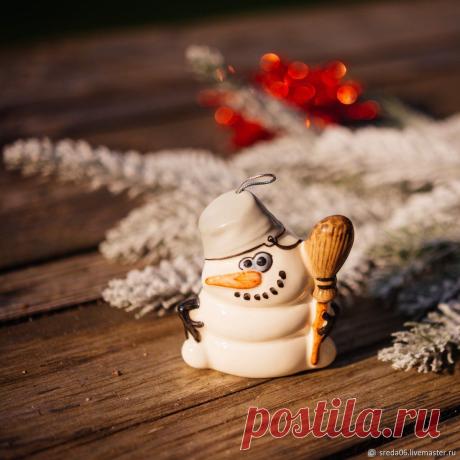 Забавная игрушка на елку. Сделано из фаянса, легкая , изящная. Авторская работа