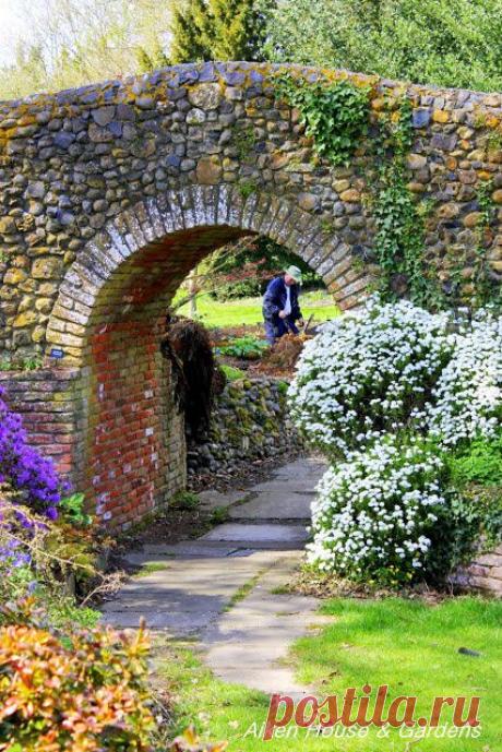 Сады поместья Bressingham Hall
Классический английский сад в Норфолке. (Ещё статейка есть вот здесь: https://www.abitant.com/posts/sady-pomestya-bressingham-hall )