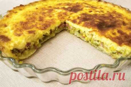 Открытый пирог с луком пореем, ветчиной и сыром