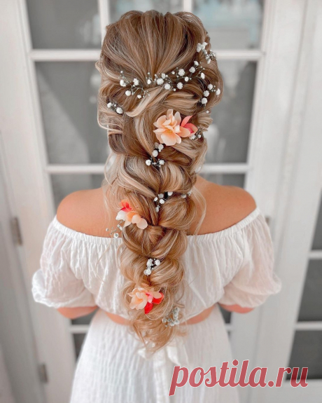 Прическа – это важнейший компонент любого образа. К каждому типу внешности необходимо грамотно ее подбирать. Прическа должна гармонировать с внешностью, выигрышно подчеркивать индивидуальные черты и быть в унисон с линиями лица.