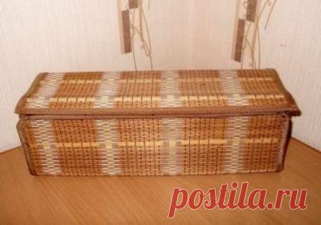 Шкатулка из бамбуковой салфетки своими руками
Бамбуковая салфетка под горячее может превратиться в очень красивый и функциональный сундучок или коробку для хранения мелочей. С тем, что вы собираетесь сделать, лучше определиться заранее. От это…