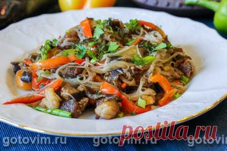 Фунчоза с овощами и говядиной, маринованной с мёдом. Рецепт с фото Фунчоза с овощами и мясом готовится молниеносно. Пока маринуется и жарится мясо, нарезаем овощи. Пока обжариваются овощи, заливаем кипятком рисовую лапшу. После все смешиваем и подаем на стол. Всё! Полноценный обед в восточном стиле готов. Не игнорируйте кунжутное масло. Его аромат добавляем аутентичности европеизированному рецепту фунчозы с овощами и мясом.