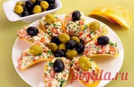 Закуска на чипсах с помидорами и сыром