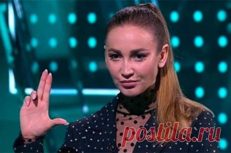 Ольга Бузова получила травму колена из-за падения на льду. Бузова решила не отменять концерты, несмотря на отекшее после падения колено.