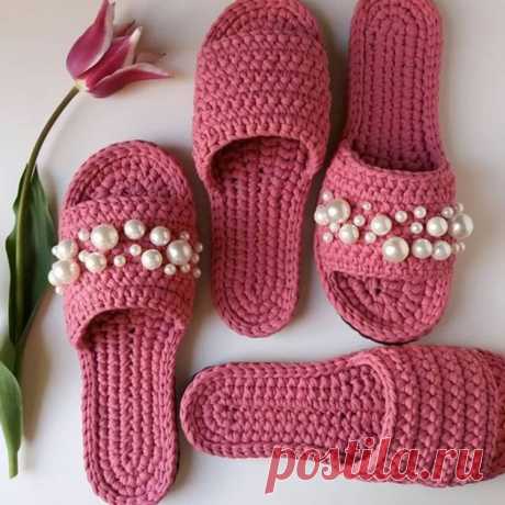Домашние тапочки из текстильной пряжи (Вязание крючком) Домашние тапочки очень быстро и просто связать крючком из текстильной пряжи. Такие комнатные тапочки из текстильной пряжи можно связать для всей семьи и гостей. Начинаем вязать подошву тапочек с це…