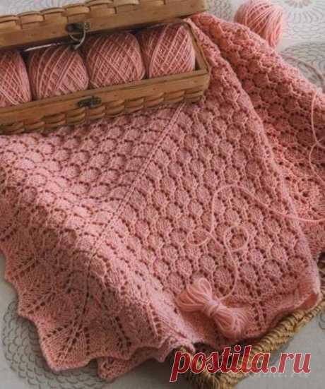 Плед спицами
Красивый вязаный плед спицами с нежным ажурным узором. Этот очаровательный плед вяжем от центра к бокам, благодаря этому плед вполне можно связать любого нужного размера.