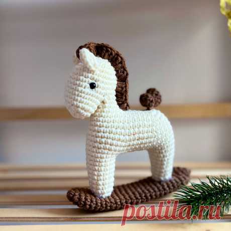 PDF Лошадка-качалка крючком. FREE crochet pattern; Аmigurumi toy patterns. Амигуруми схемы и описания на русском. Вязаные игрушки и поделки своими руками #amimore - лошадь, маленькая лошадка из обычной пряжи, конь.