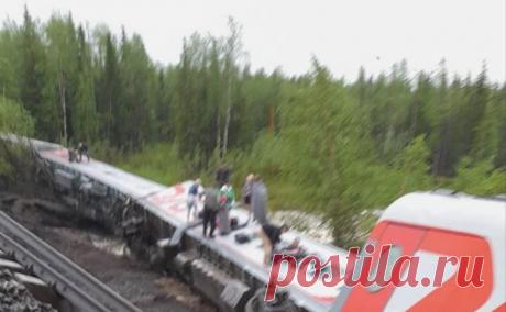 В Коми сошел с рельсов пассажирский поезд. Девять вагонов пассажирского поезда сошли с рельсов на перегоне Инта-1 — Угольный в Республике Коми, сообщили в РЖД.