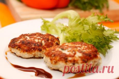 Куриные котлеты с луком и грибами.