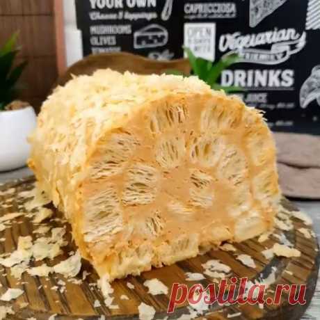 Поддержи рецептик ❤ тортика "Полено" очень вкусно и просто, приготовит даже ребёнок 😁 всего 3 игредиента, отлично к чаю 👍
_________________
🙏 Маленькая просьба, кто заберёт к себе рецепт в закладки📌 , напишите любой смайл или комментарий. Хочу видеть тех, кому нравится то, что я делаю 🙌🏽💫 Для меня это очень важно 🥰
_________________
🍜Ингредиенты:
✅ Тесто слоёное бездрож. 400г
✅ Варёная сгущенка 360г (1 банка)
✅ Творожный сыр 400г
.
👨🍳Готовим:
Размораживаем по и...
