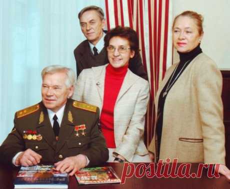 Когда в 1990-е годы Михаил Калашников стал впервые появляться на публике, люди просто не могли поверить в то, что он – настоящий. Многие даже пытались дотронуться до него в желании убедиться: он существует на самом деле! 25 лет конструктор трудился в обстановке строжайшей секретности, а о семье его, вполне естественно, не было никакой информации. Сам Михаил Тимофеевич говорил, что счастье всей жизни нашёл благодаря известному на весь мир АК.
https://kaleidoscopelive.ru/plan...