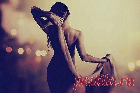 Любимые люди уходят трижды.
Сначала они уходят из нашей жизни, потом из наших мыслей, и в конце концов,- они покидают наши сердца.