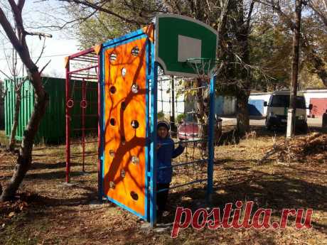 Детская площадка установлена во дворе дома 44