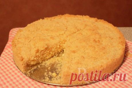 Пирог «Шустрая крошка» - этот пирог с творожной начинкой и песочной крошкой можно отнести к разряду «быстро готовить, вкусно поесть»..