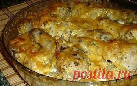 КАРТОШКА С КУРИНЫМИ НОЖКАМИ В ДУХОВКЕ
6 куриных ножек; 1 кг картофеля; 250 г сметаны; соль, сухие травы, перец - по вкусу; 2 зубчика чеснока; 300 г сыра