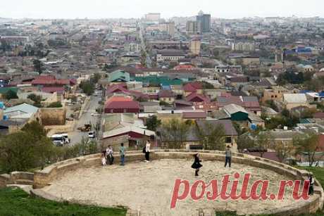 Дагестан представил женские бурки на форуме «Содружество моды». Дагестан представил женские варианты бурок на санкт-петербургском Международном форуме легкой промышленности «Содружество моды». В министерстве промышленности и торговли региона рассказали, что главная особенность показов — это ручная работа и современная подача национальных узоров с многовековой историей.