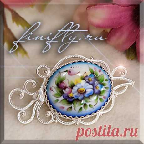 Брошь.
Ростовская финифть (горячая художественная эмаль).
Двойное серебрение.
Описание и цены по https://finifty.ru/catalog/broshi/3-5
Скидка на украшения с финифтью 10%
при покупке финифти на сумму от 5000 руб.
#нашафинифть #брошь #эмаль #финифть
