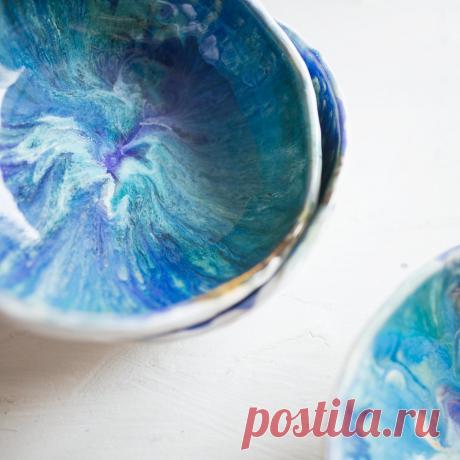 Купить керамическую тарелку синего цвета от бренда In Field | Mellroot