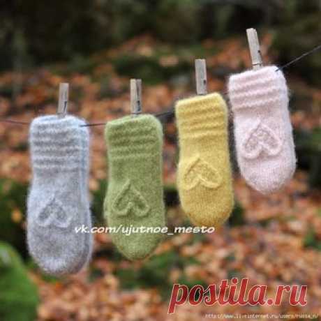 Варежки спицами
Cердечко с "шишечками" 
Узор шириной 13 п. вяжется на фоне лиц. глади. 
Показать полностью…