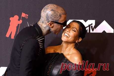 Барабанщик blink-182 сделал предложение Кардашьян. Барабанщик панк-группы blink-182 Трэвис Баркер обручился с моделью Кортни Кардашьян. Предложение музыкант сделал на берегу океана в Монтесито, штат Калифорния. 45-летний Баркер привел 42-летнюю Кардашьян на пляж, уставленный большими белыми свечами и сотнями роз. Отмечается, что модель приняла предложение музыканта.