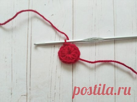 Вяжем яркие зимние тапочки крючком