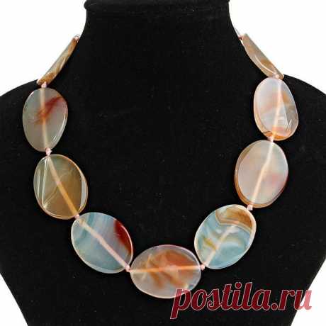 описание камня: Сердолик, или камень Изиды- оранжево-красная разновидность агата, один из самых популярных самоцветов халцедоновой группы. Название камня созвучно русскому слово "сердце", потому что своим красноватым оттенком он напоминает кровь и огонь, ассоциирующиеся с жизнью, с сердцем и солнцем. В Средние века сердолик, в зависимости от интенсивности окраски, делили на "мужской" и "женский". Мужским считался камень красно-бурых тонов,