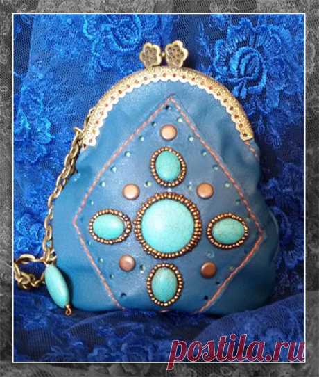 Такой вот получился кошелёчек) Материал - натуральная кожа турецкого производства. Подкладка (внутренняя часть кошелёчка) - креп-атлас цвета свежей травки. Камушки - бирюза, отстрочка - шелковая нить, рыжего цвета, двойной скрутки (прочно и надёжно!). Одевается на руку. Длина (высота) сумочки - 14 см., ширина (в самом широком месте, середина) - 14 см. 
Эксклюзивная работа ждёт свою хозяйку! Стоимость готовой работы (именно этого кошелька) - 3000 тг.