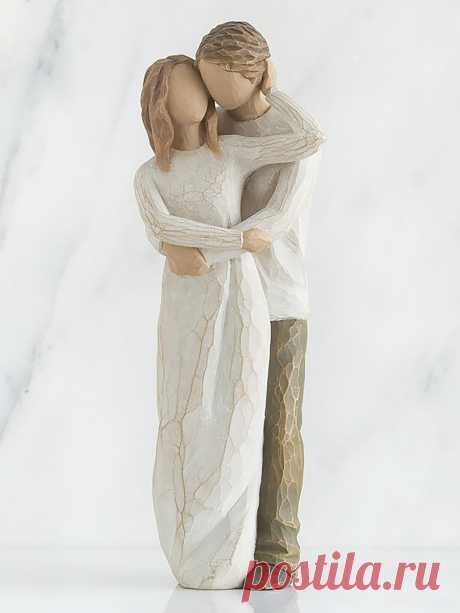 Статуэтка "Вместе / Together" декоративная, Willow Tree Статуэтка Willow Tree "Вместе" (Together) - одна из самых романтичных статуэток в нашей серии. Дизайнер очень тонко передала чувство любви в своей статуэтке: влюбленные нежно обнимаются и чувствуют биение сердца друг друга. Статуэтка Willow Tree "Вместе" - это отличный свадебный подарок. "...Для тех, кто нашел свою вторую половинку". Авторская работа всемирно известного канадского художника и скульптора Сьюзан Лорди....