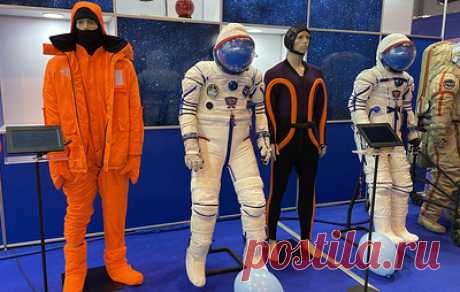 НПП "Звезда" презентовало новую версию скафандра для полетов на корабле "Орел". Гендиректор предприятия Сергей Поздняков сообщил, что скафандр максимально упрощен