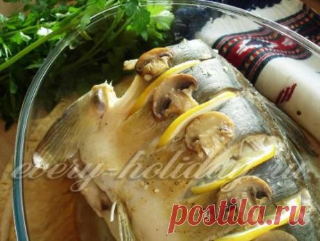 Карп с грибами и зеленью, запеченный в духовке
