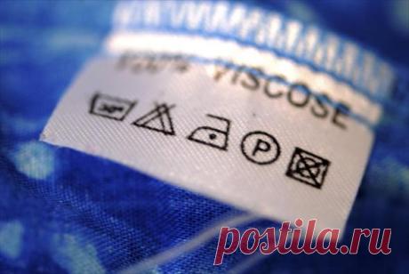 УСЛОВНЫЕ ЗНАКИ НА ОДЕЖДЕ
На этикетке любого предмета одежды нанесены значки-инструкции по уходу за ним. Некоторые вещи можно стирать в горячей воде, другие — нет. Что-то нельзя отбеливать, каким-то предметам одежды проти…