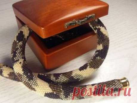 Видео мастер-класс: вяжем толстый жгут в стиле «милитари» В этом мастер-классе вяжем толстый жгут на 20 бисерин. Разбор схемы, подбор цветов, советы по вязанию и оформлению концов жгута.