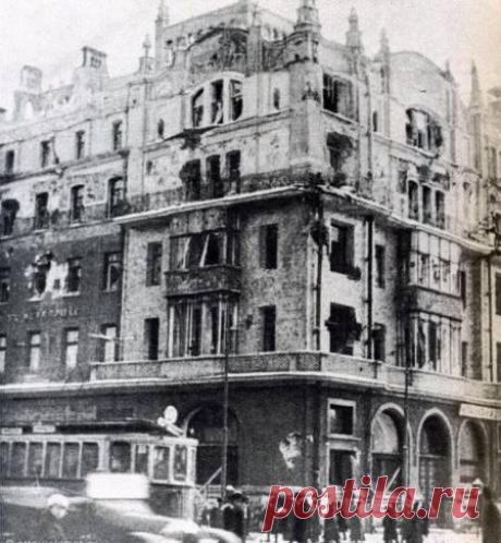 Разбитый фасад гостиницы Метрополь. Могрохотом падают вниз. / История цивилизаций!