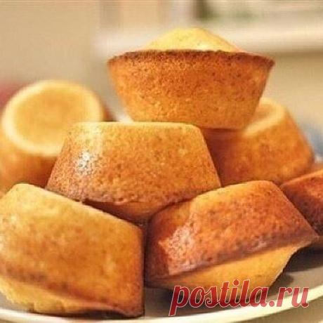 Кекс творожный
Ингредиенты:
Творог 200 г
Сметана 2 столовые ложки
Яйцо куриное 2 штуки
Масло сливочное 2 столовые ложки
Мука пшеничная 1 стакан
Сахар 1 стакан
Сода ½ чайной ложки
Соль по вкусу