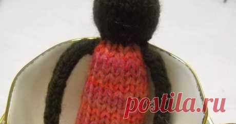 Free Pattern: Petite Dolls Here are the results from an evening of fiddling around with yarn. This is one pattern I am very  excited to share with you! But before we j...