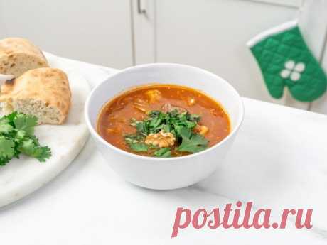 Харчо с грецким орехом – пошаговый рецепт приготовления с фото Грузинская кухня — это прежде всего хинкали, хачапури и харчо. Для приготовления изделий из теста требуется навык, а суп может сварить даже неопытный кулинар.