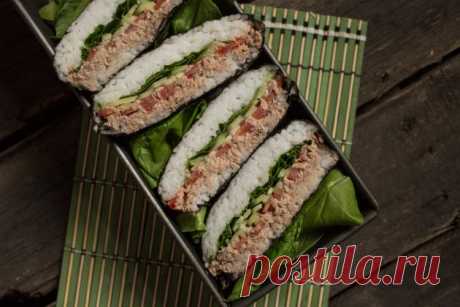 Суши-сэндвич онигирадзу с тунцом и шпинатом - Лайфхакер