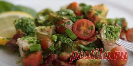 Салат с помидорами, курицей, беконом и заправкой из шпината