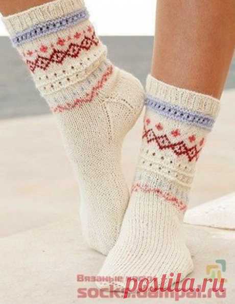 Белоснежные вязаные носки с нежным рисунком (Вязание спицами) — Журнал Вдохновение Рукодельницы