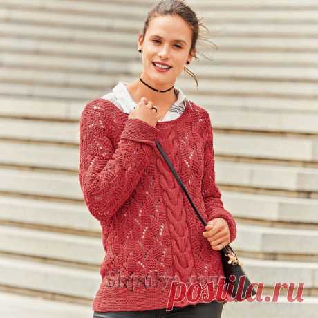 Яркий летний женский пуловер связан разнообразными ажурными структурами с широкой косой по середине из 100% хлопка красного цвета.
