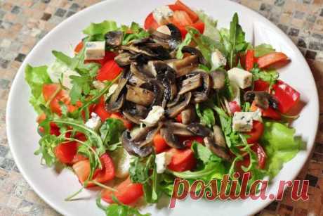 Овощной салат с грибами на гриле можно использовать как основное блюдо или закуску, в горячем или холодном виде. В результате получается простое, но очень