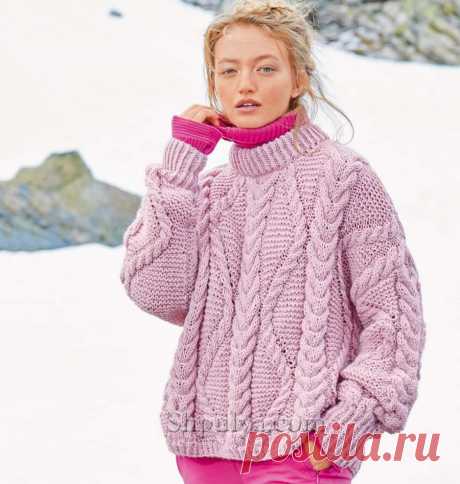 Теплый пуловер оверсайз связан спицами разнообразными «Косами» из полушерстяной пряжи розового цвета.