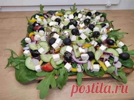 Греческий салат Вкусный салат из овощей, который легко готовить. Этот салат станет отличным украшением праздничного стола.